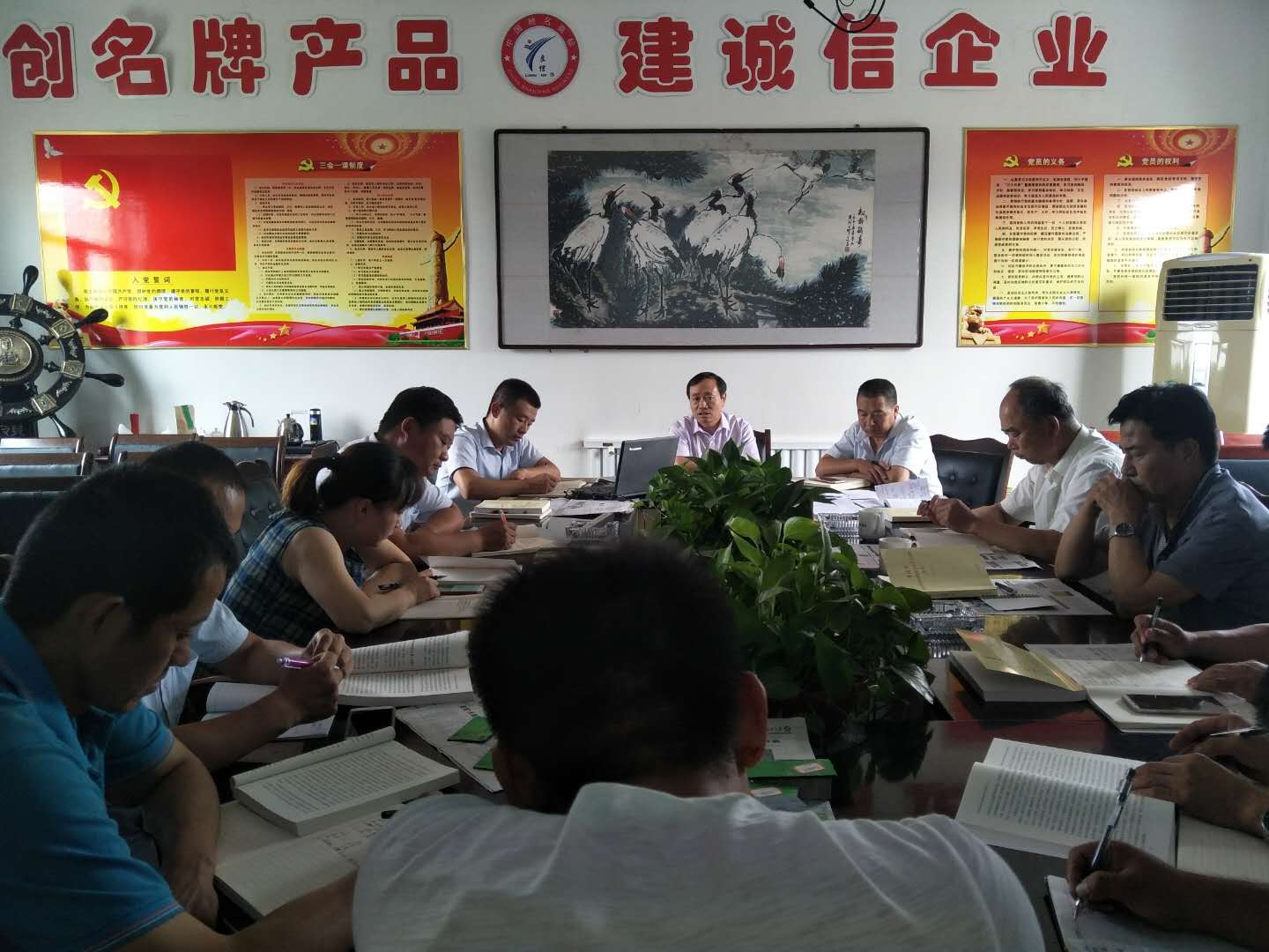 主題黨日、兩學(xué)一做、黨員大會(huì)如期召開(kāi)